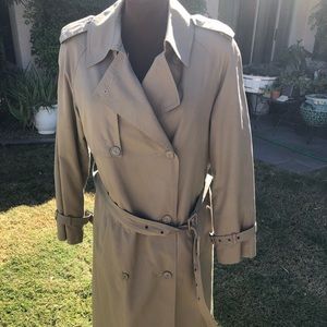 Saks 5th Ave. Trenchcoat, Tan size 8